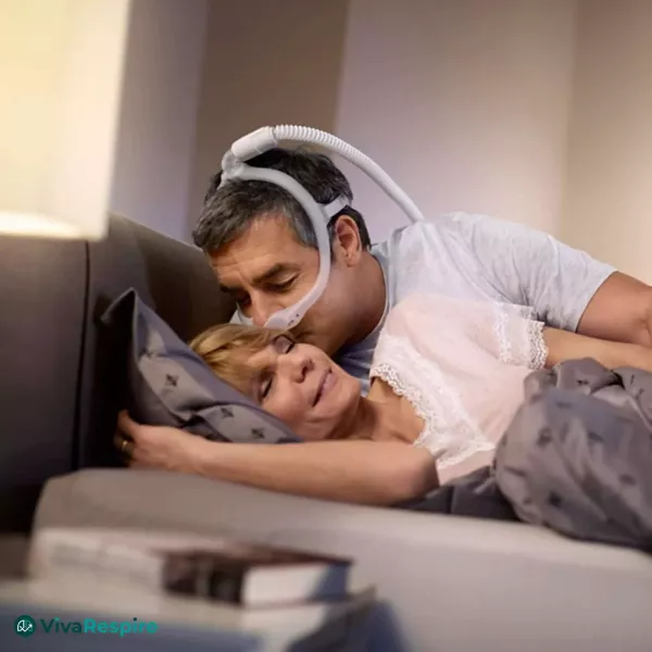 Masque CPAP DreamWear avec connexion haute permettant liberté de mouvement pendant le sommeil