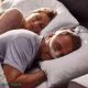 Masque CPAP Philips DreamWear porté en position latérale – design à contact minimal
