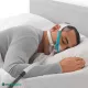Gebruiker slapend met Evora Full Face CPAP masker