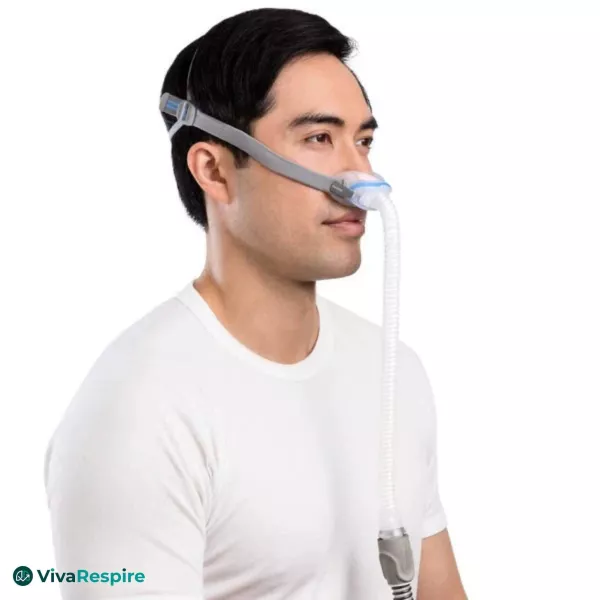 Masque CPAP narinaire ResMed AirFit P10 porté, vue de profil, design minimaliste et léger