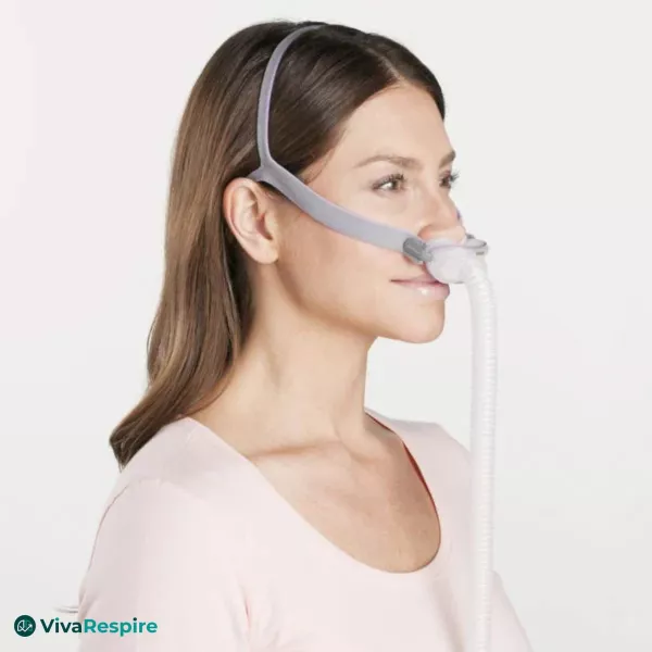 Masque CPAP narinaire ResMed AirFit P10 for Her porté par une femme