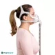 ResMed AirFit F20 For Her CPAP Maske getragen – Seitenprofil bei einer Frau