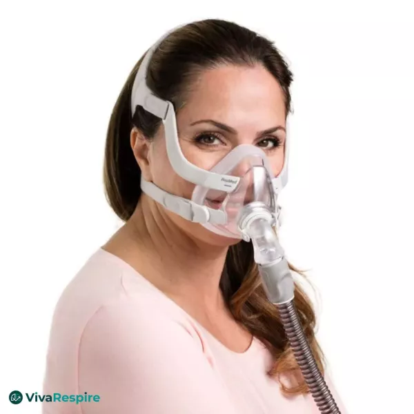 Masque facial CPAP AirFit F20 For Her porté avec coude QuietAir